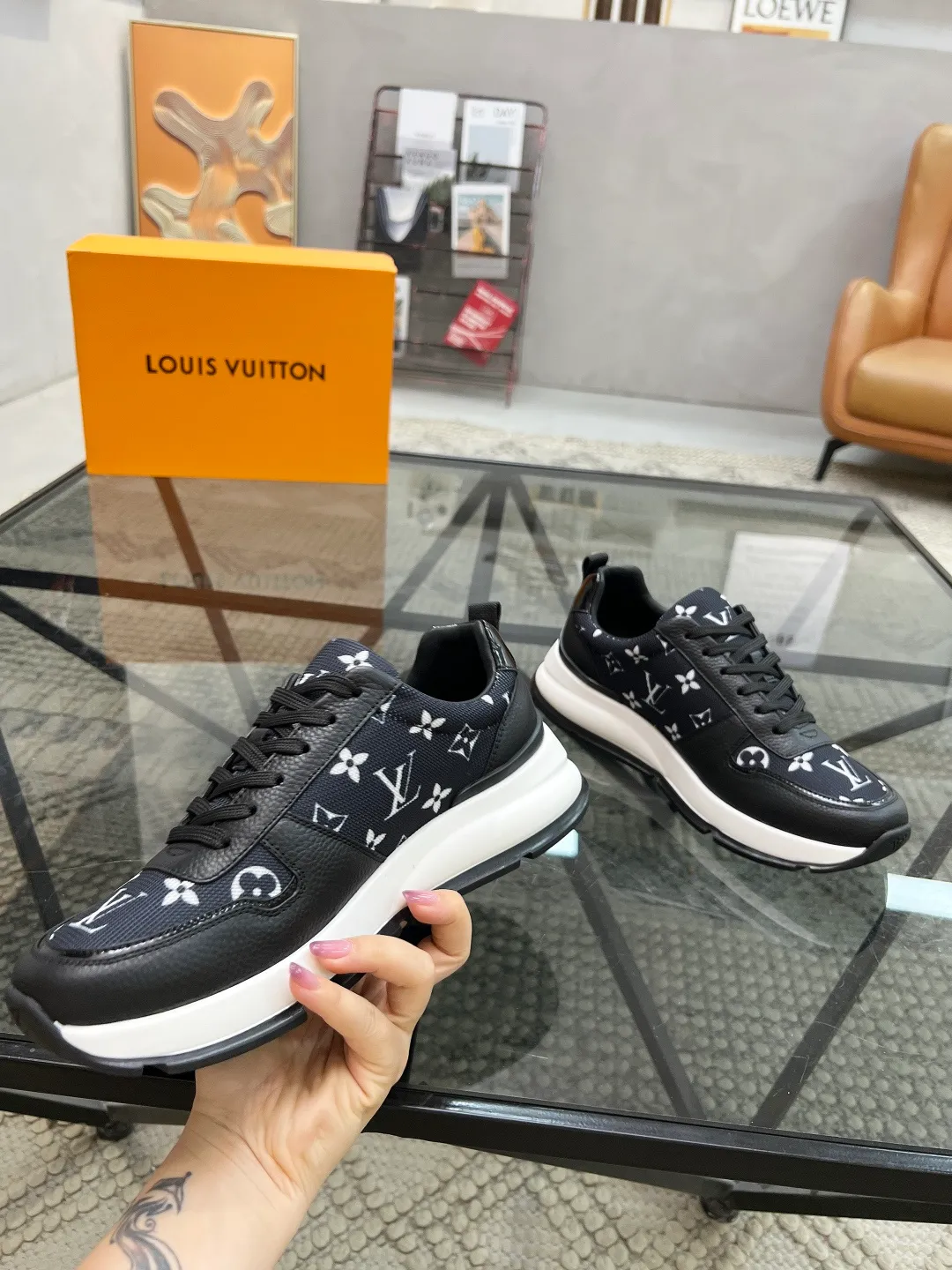 Factory price: 480💰LV🔍Top purchasing agent🇮🇹 Lu Street God's new sports shoes are coming and are available at counters simultaneously. Original factory configuration, original cowhide imported from Italy with mesh fabric, high-quality printing and splicing complex process, sports trendy person, imported water-dyed cowhide lining, sole: Wang Yuan factory specially provides the original sole, super comfortable, original factory follow-up goods 🔍🔍High quality, you can enter and leave the counter at will, welcome to compare and synchronize with the counter, code number 38-44, customized 45